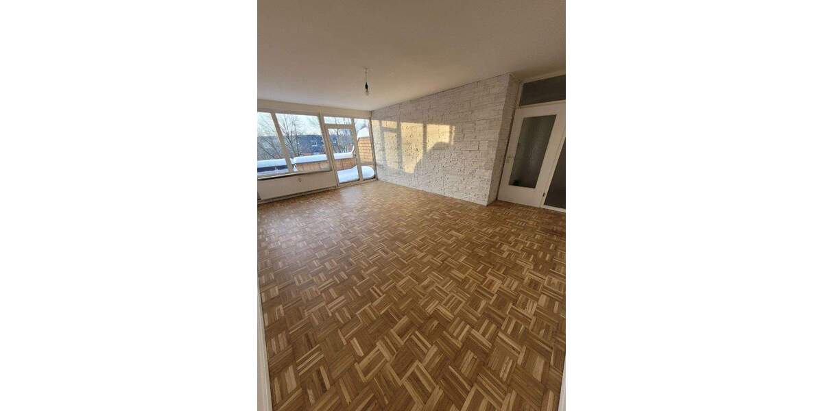 Frisch modernisierte 4-Zimmer-Wohnung mit Tiefgaragenplatz - von Privat 4 zimmer