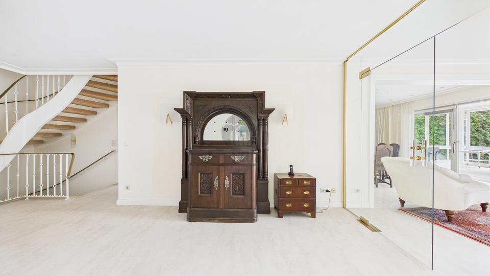 Exklusive Villa in Toplage von Grasdorf – 10 Zimmer, traumhafter Feldblick & Wellnessbereich mit Pool 10 zimmer