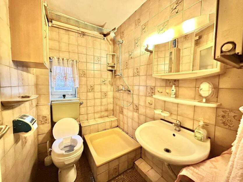 Solides Einfamilienhaus mit viel Potenzial in sehr gute Lage ! 4 zimmer