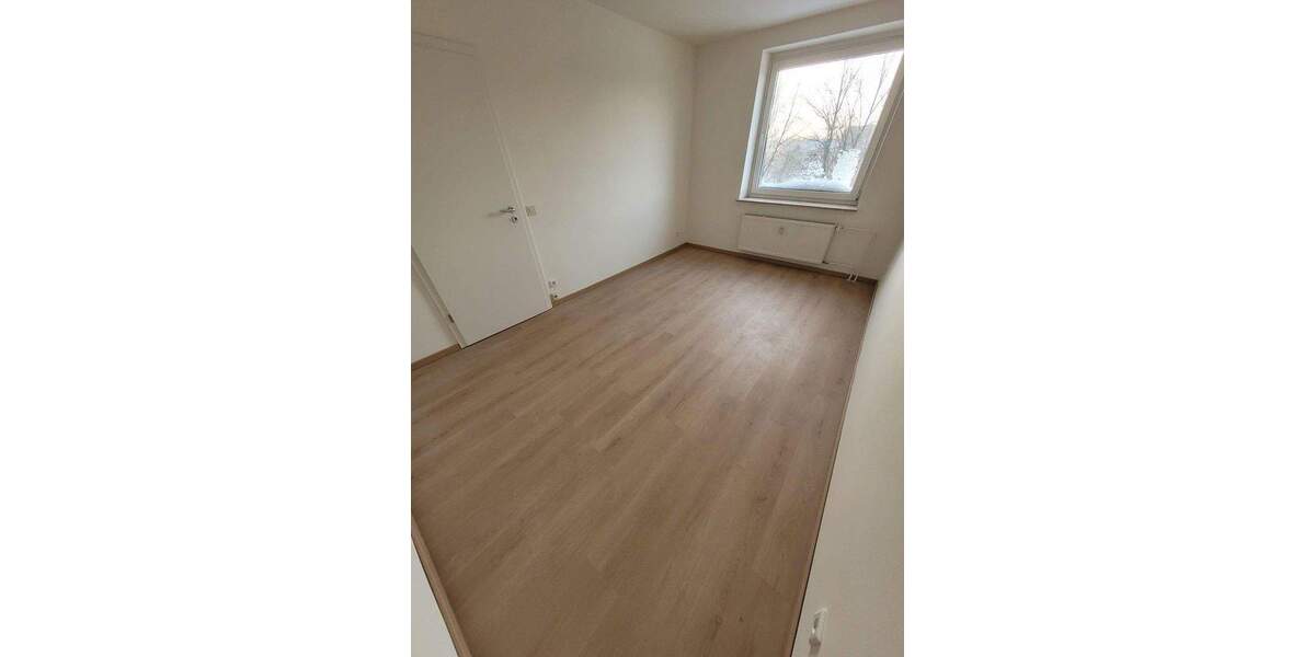 Frisch modernisierte 4-Zimmer-Wohnung mit Tiefgaragenplatz - von Privat 4 zimmer