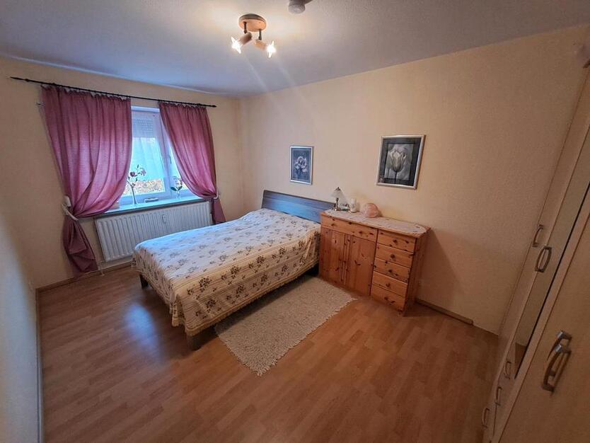 2 Zimmer Eigentumswohnung mit Balkon und Fenster im Bad zimmer