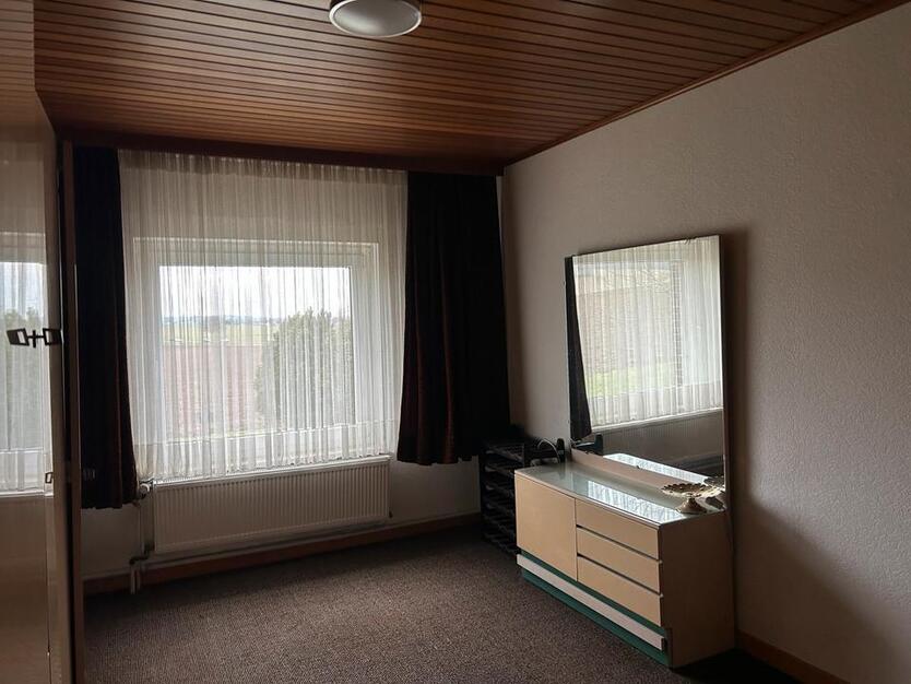 Einfamilienhaus mit zwei Garagen