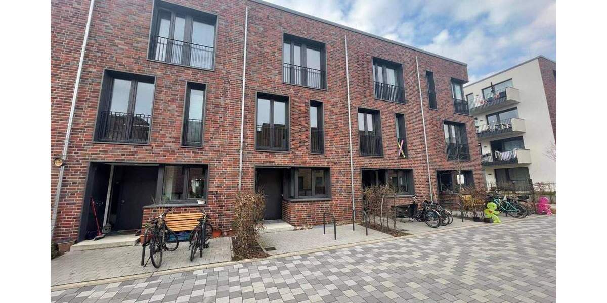 FAMILIEN AUFGEPASST: Modernes Reihenhaus mit 4,5 Zimmern, 2 Bädern, EBK, Terrasse, Keller u.v.m. in Hannover 4 zimmer