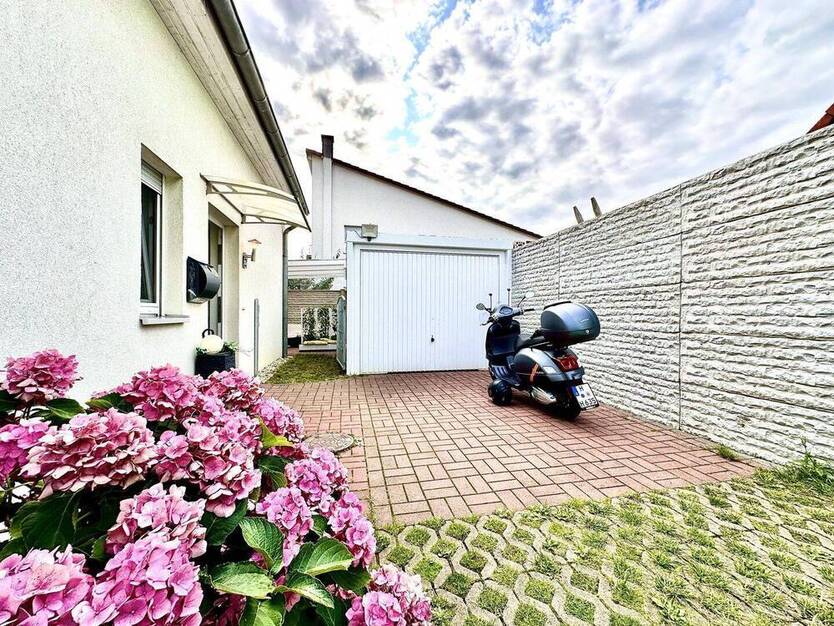 Familienfreundliches Wohnen - moderne Doppelhaushalte von 2011 in ruhiger Lage !