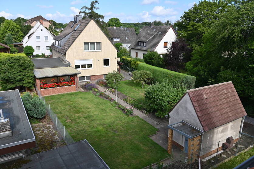 Provisionsfrei für den Käufer....!!! Zweifamilienhaus nebst großer Garage in ruhiger Lage ..... !!! 8 zimmer