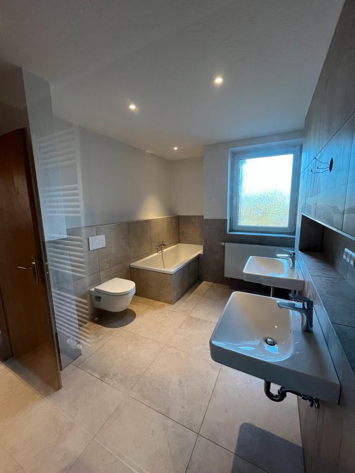 Doppelhaus Hälfte in Top Lage frisch renoviert, mit Garten zimmer