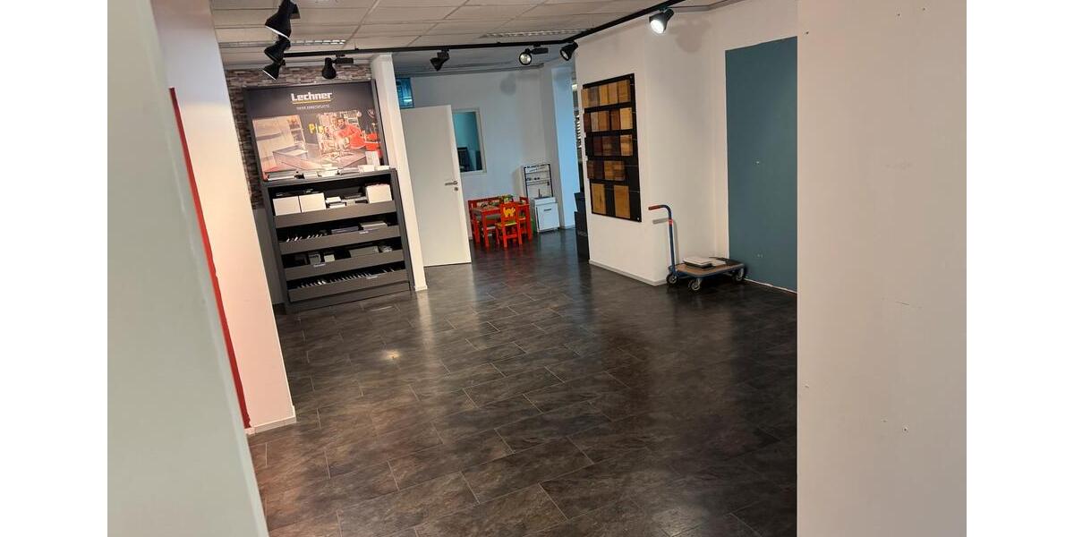 220qm Ausstellungsfläche mit Showfenster -Altwarmbüchen Gewerbeg zimmer
