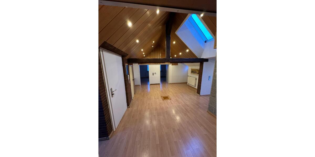 Charmante Dachgeschosswohnung mit süßer Terrasse und EBK 3 zimmer