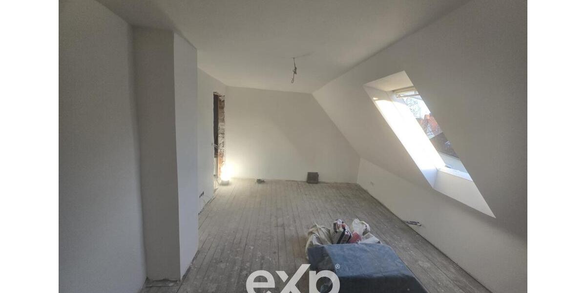 Frisch-vollsanierte möblierteunmöblierte 2 Zimmer DG-Wohnung mit Wohnküche inkl. EBK, WG-geeignet 2 zimmer