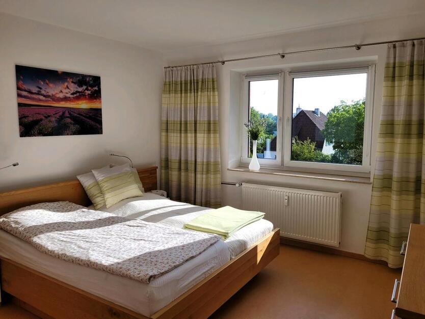 Möbliertes Zimmer mit Blick auf See