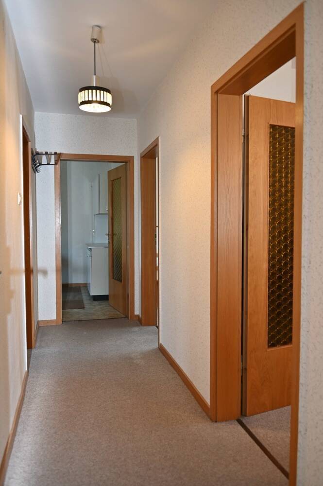 Provisionsfrei für den Käufer....!!! Zweifamilienhaus nebst großer Garage in ruhiger Lage ..... !!!