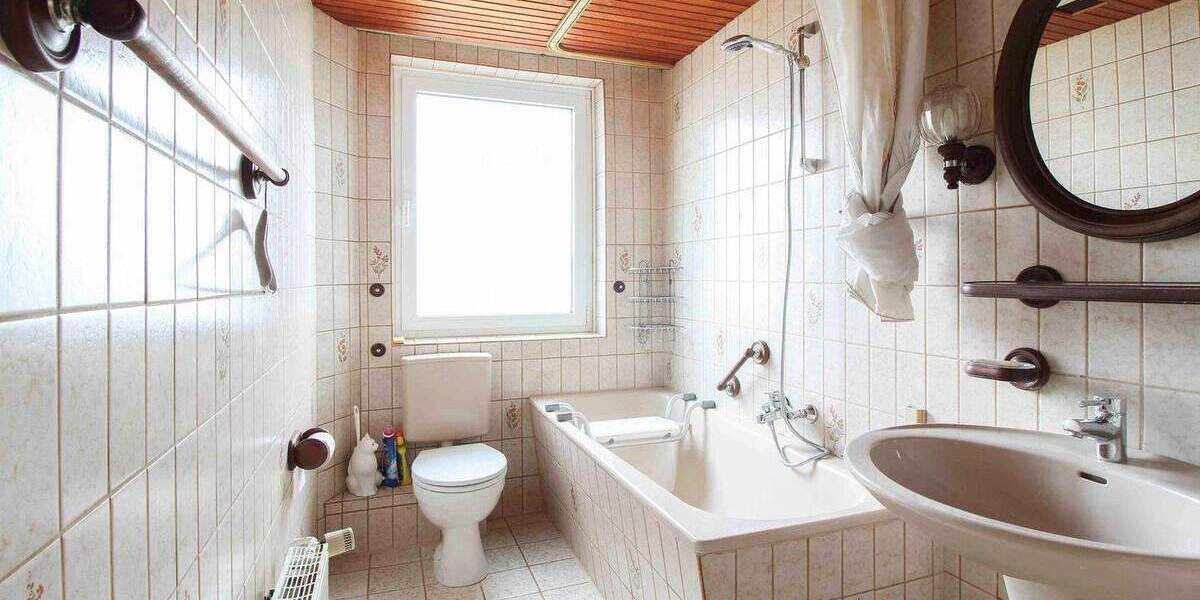 Ruhige 3 Zimmer Dach-Geschosswohnung (Sanierungsbedürftig) in Schulenburg 3 zimmer