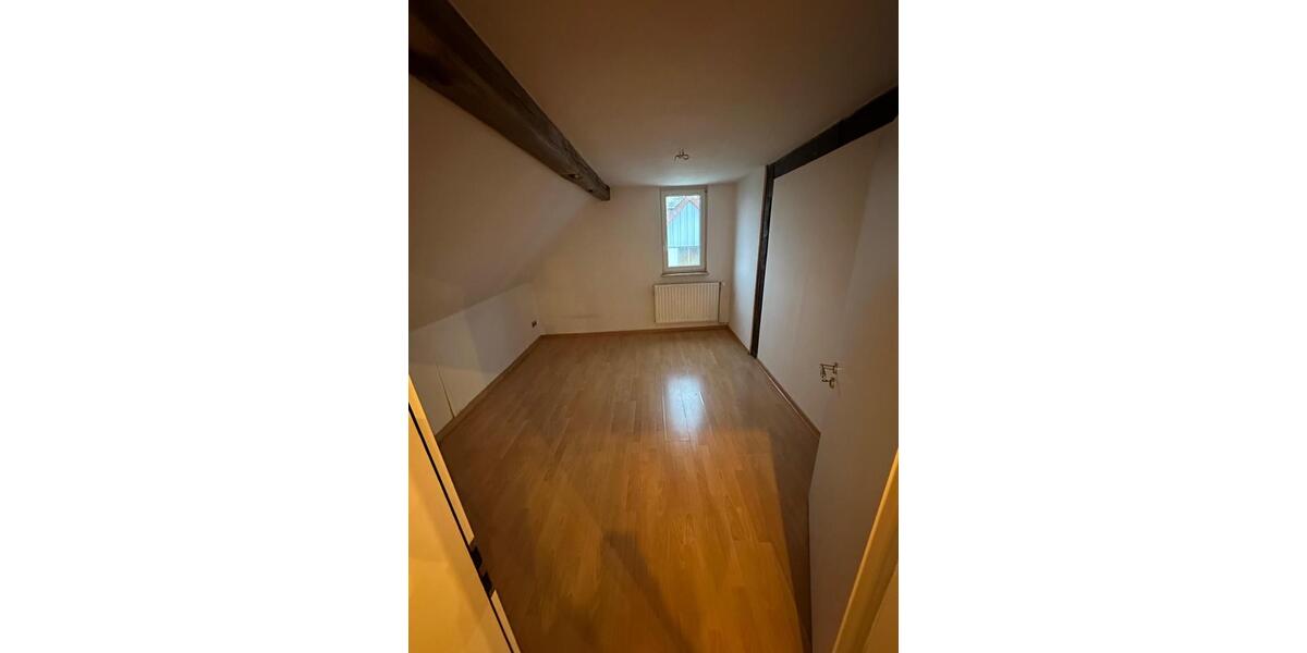 Charmante Dachgeschosswohnung mit süßer Terrasse und EBK 3 zimmer