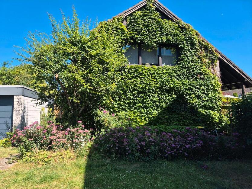 idyllisch begrüntes Reihenendhaus