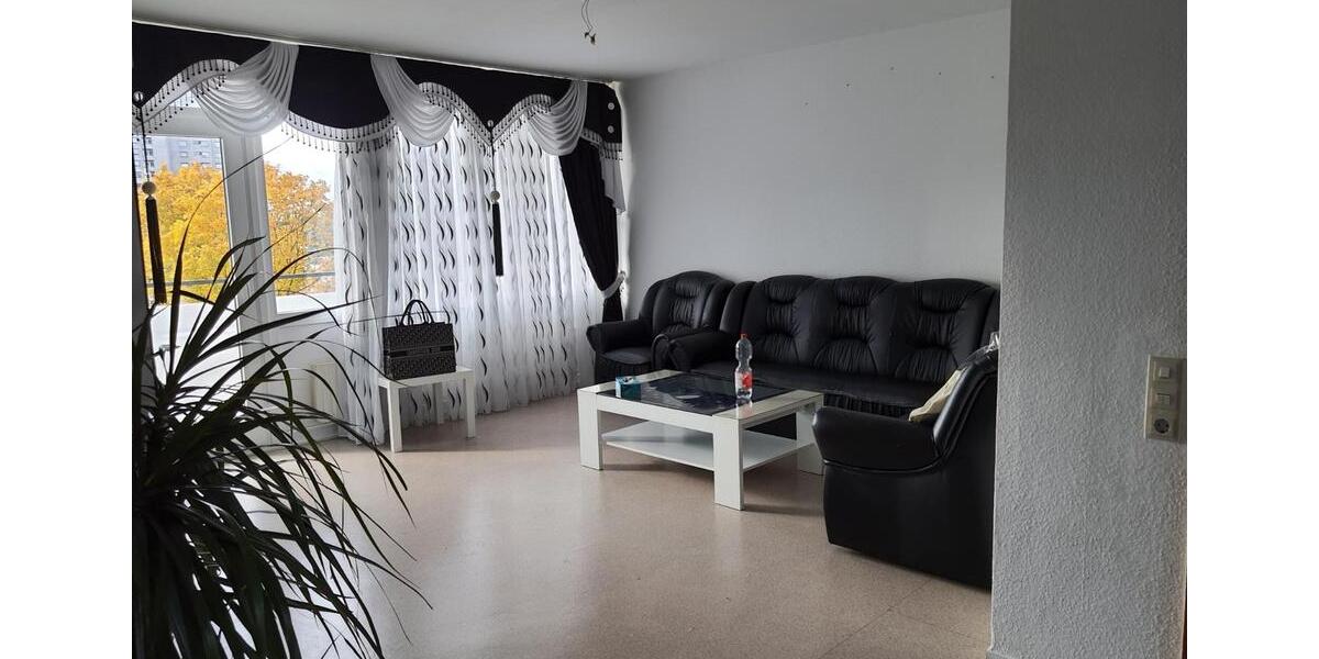 Dreizimmer in beste Lage. 2 Loggia. Keller. Garage. 3 zimmer