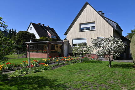 Provisionsfrei für den Käufer....!!! Zweifamilienhaus nebst großer Garage in ruhiger Lage ..... !!!