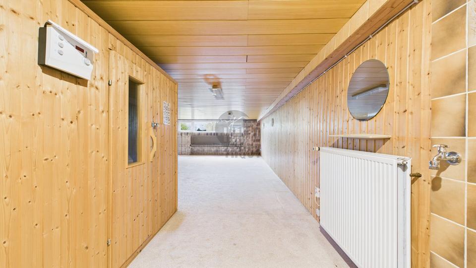 Exklusive Villa in Toplage von Grasdorf – 10 Zimmer, traumhafter Feldblick & Wellnessbereich mit Pool 10 zimmer