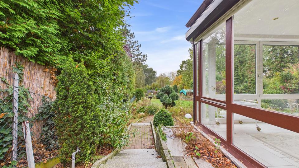 Exklusive Villa in Toplage von Grasdorf – 10 Zimmer, traumhafter Feldblick & Wellnessbereich mit Pool 10 zimmer