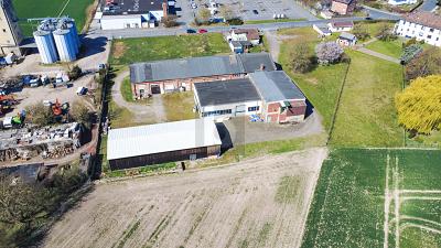 HALLENKOMPLEX MIT FREIFLÄCHEN UND WIESE