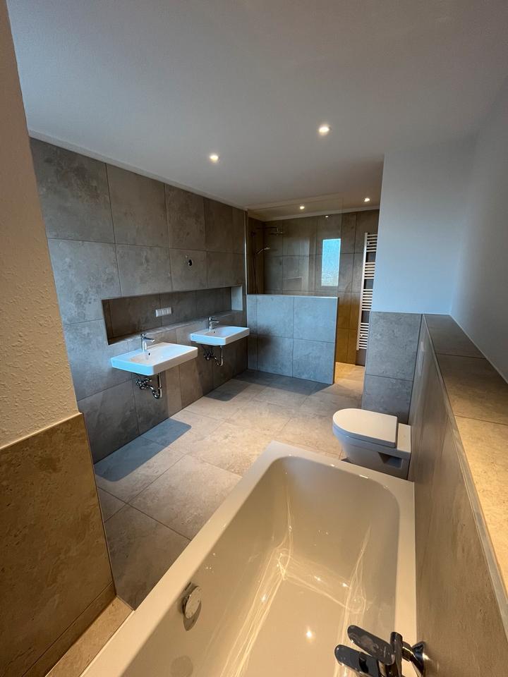 Doppelhaus Hälfte in Top Lage frisch renoviert, mit Garten zimmer