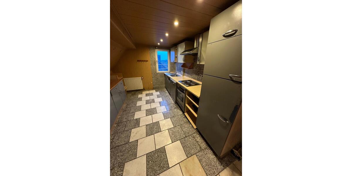 Charmante Dachgeschosswohnung mit süßer Terrasse und EBK 3 zimmer