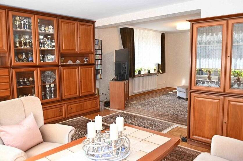 Provisionsfrei für den Käufer....!!! Zweifamilienhaus nebst großer Garage in ruhiger Lage ..... !!! 8 zimmer