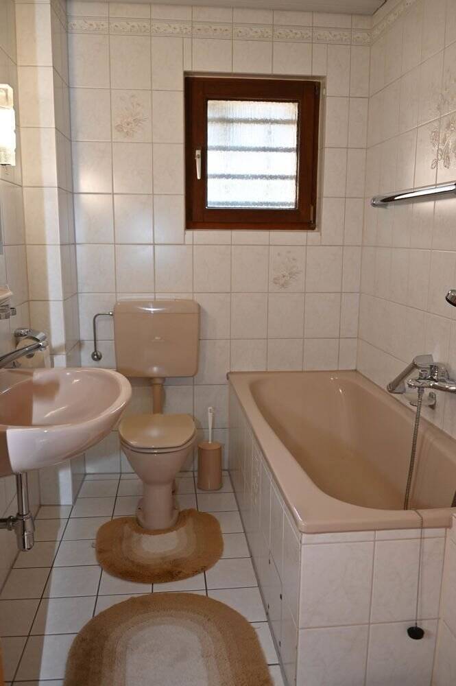 Provisionsfrei für den Käufer....!!! Zweifamilienhaus nebst großer Garage in ruhiger Lage ..... !!! 8 zimmer