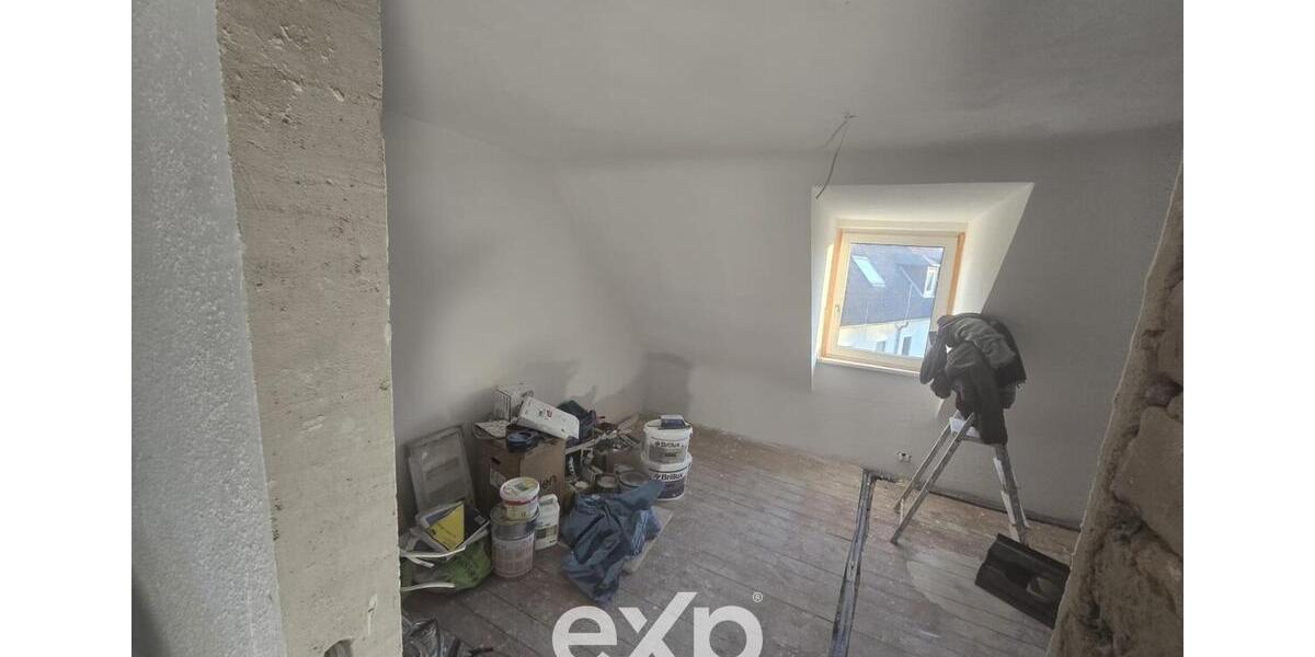 Frisch-vollsanierte möblierteunmöblierte 2 Zimmer DG-Wohnung mit Wohnküche inkl. EBK, WG-geeignet 2 zimmer