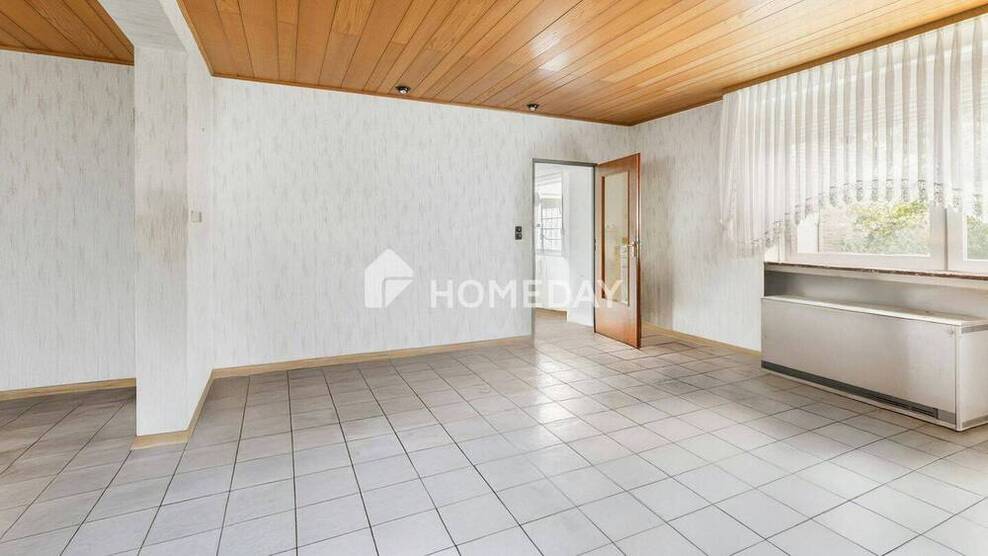 Zwei sanierungsbedürftige Häuser, ca. 172 Quadratmeter Wohnfläche auf großem Grundstück mit Garten