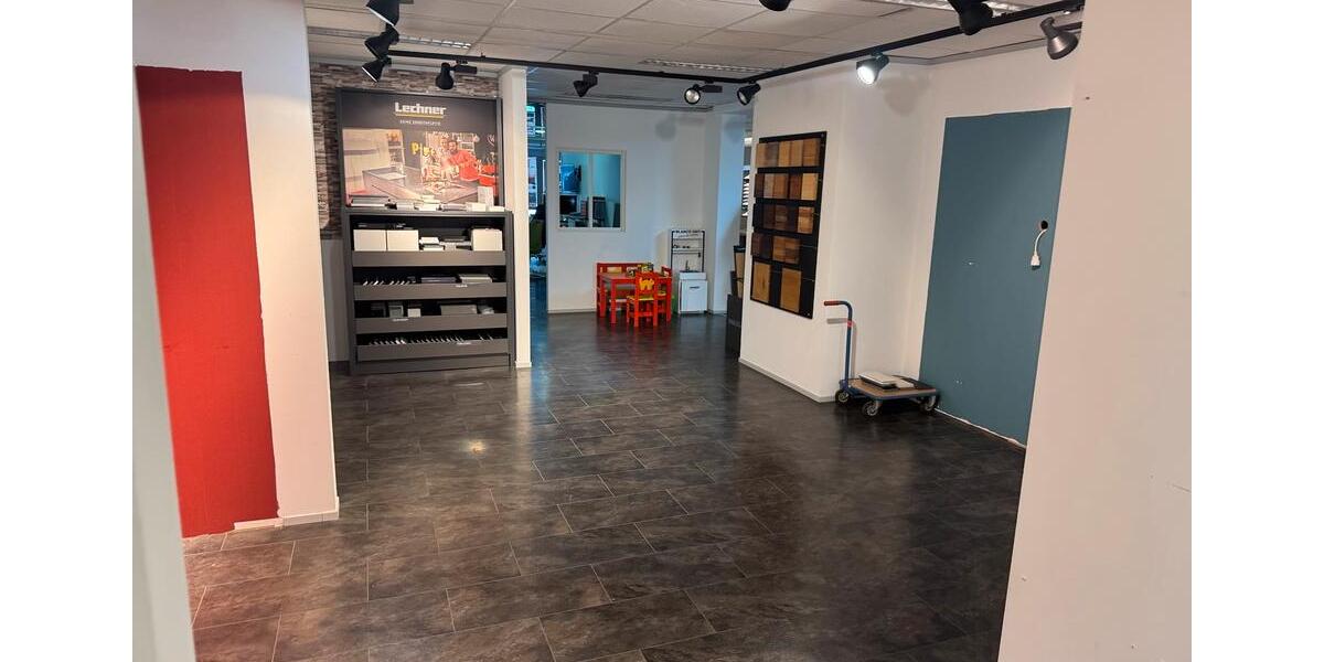 220qm Ausstellungsfläche mit Showfenster -Altwarmbüchen Gewerbeg zimmer