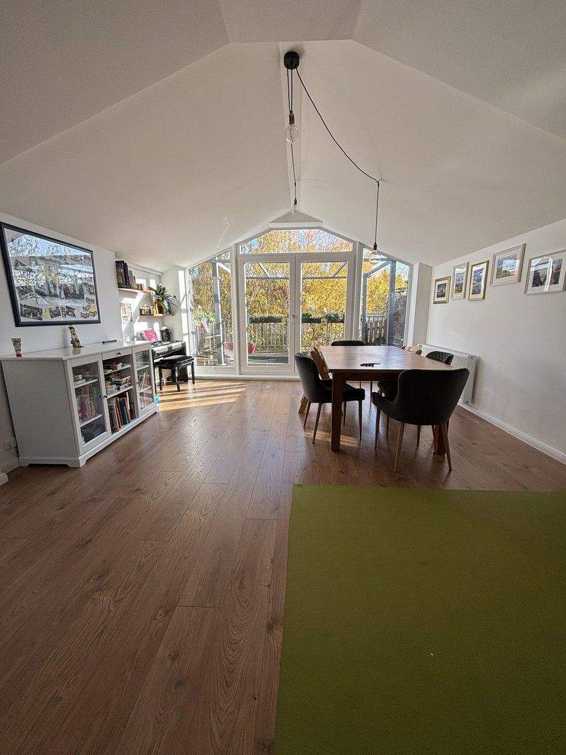 Dachgeschoss-Juwel mit großer Sonnenterrasse in bester Südstadtlage - ohne Makler! 3 zimmer