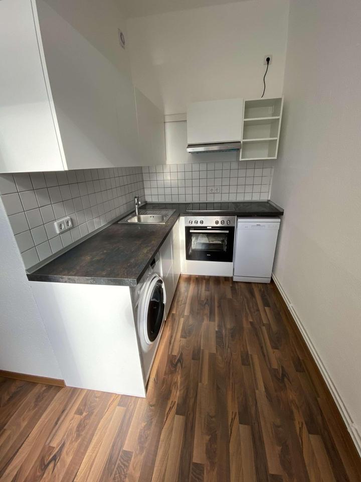 Schöne 2-Zimmer Whg, renoviert + möbliert + Einbauküche zimmer