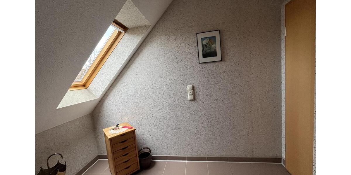 Dachgeschoßwohnung Hannover Herrenhausen-Stöcken - 3 Zimmer, 84 m&sup2;, 880&euro; | Angebot:24890343