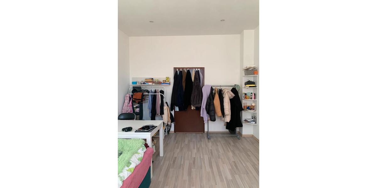 Sonniges Zimmer in 3er Wg 4 zimmer