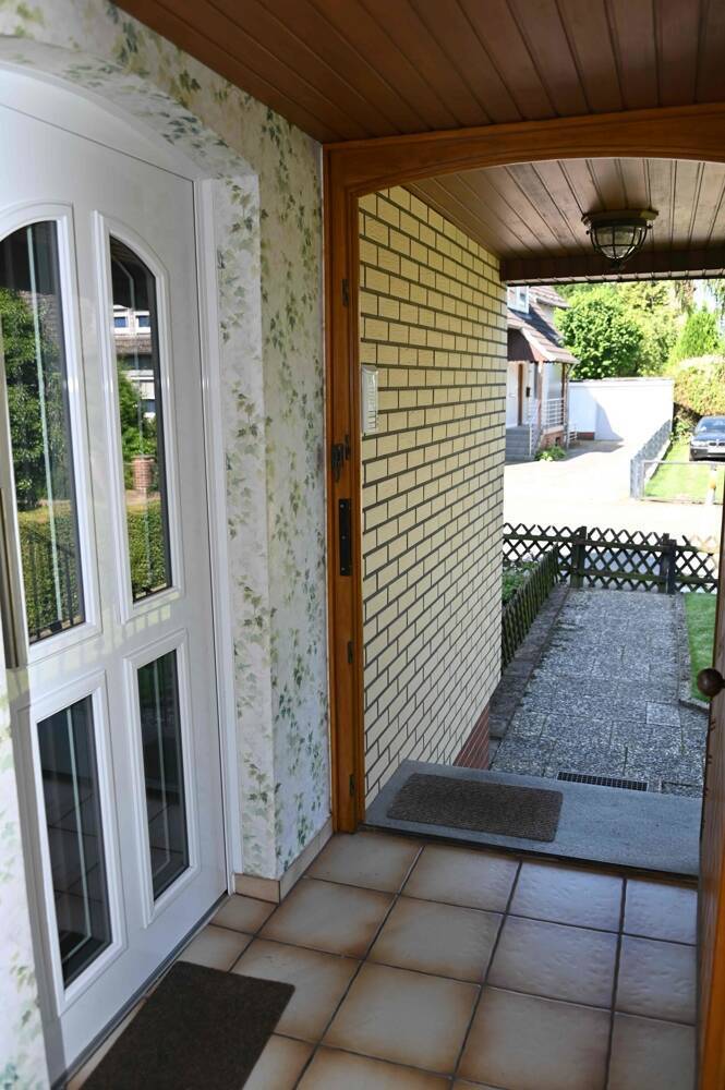 Provisionsfrei für den Käufer....!!! Zweifamilienhaus nebst großer Garage in ruhiger Lage ..... !!!