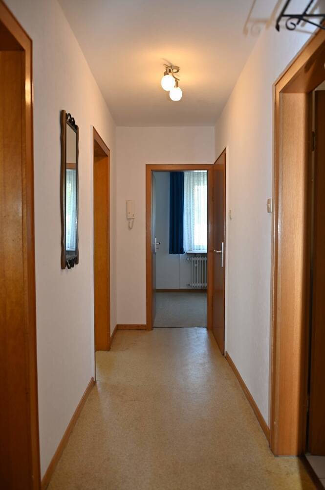 Provisionsfrei für den Käufer....!!! Zweifamilienhaus nebst großer Garage in ruhiger Lage ..... !!!
