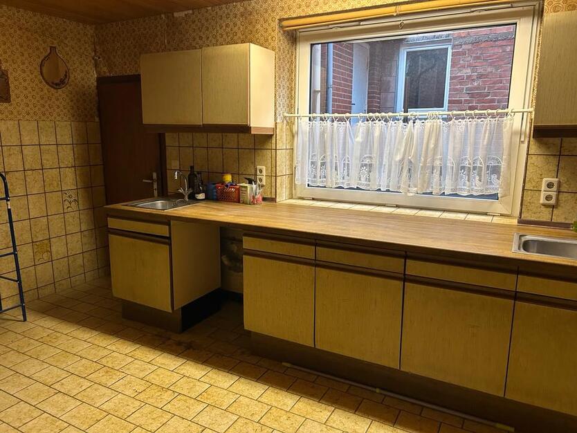Einfamilienhaus mit zwei Garagen