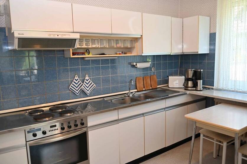 Provisionsfrei für den Käufer....!!! Zweifamilienhaus nebst großer Garage in ruhiger Lage ..... !!! 8 zimmer