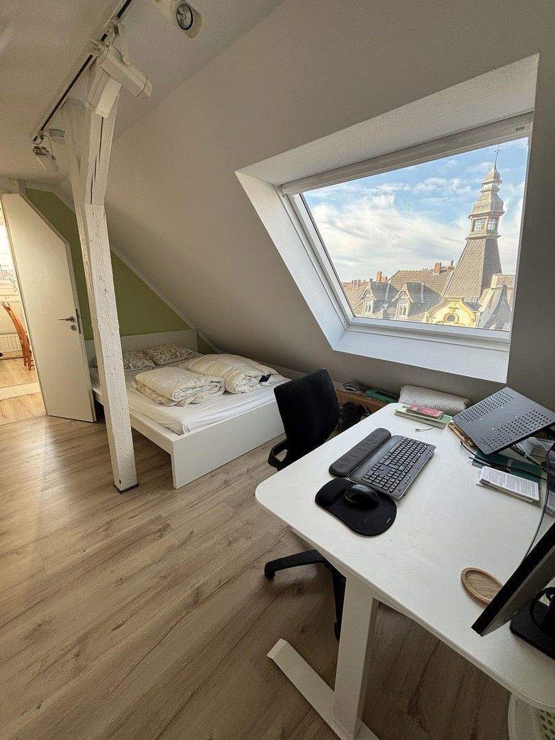 Dachgeschoss-Juwel mit großer Sonnenterrasse in bester Südstadtlage - ohne Makler! 3 zimmer