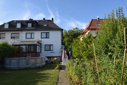 Gepflegte 3-Familienhaus-DHH + Baugrundstück!