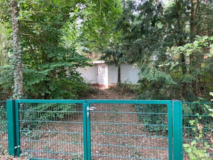 Einzigartiges Waldgrundstück mit Wochenendhaus und Teichzugang