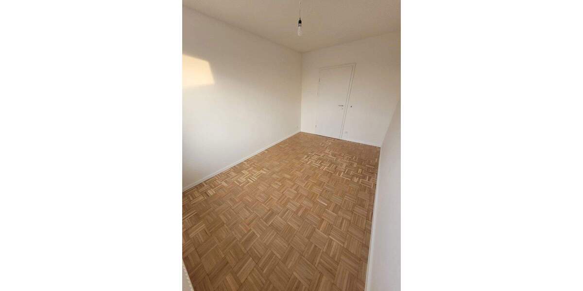 Frisch modernisierte 4-Zimmer-Wohnung mit Tiefgaragenplatz - von Privat 4 zimmer