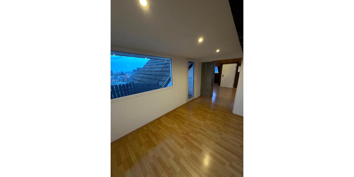 Charmante Dachgeschosswohnung mit süßer Terrasse und EBK 3 zimmer