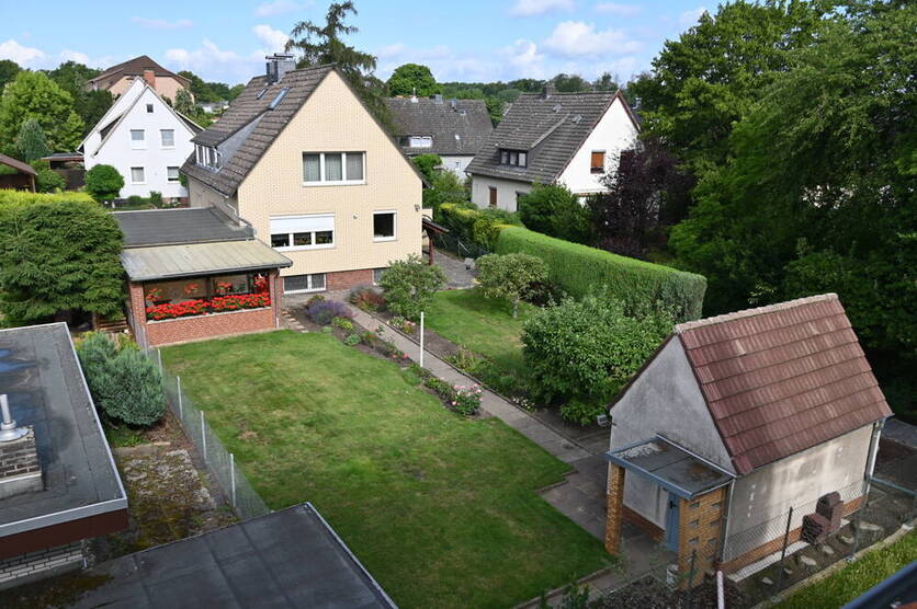 Provisionsfrei für den Käufer....!!! Zweifamilienhaus nebst großer Garage in ruhiger Lage ..... !!!