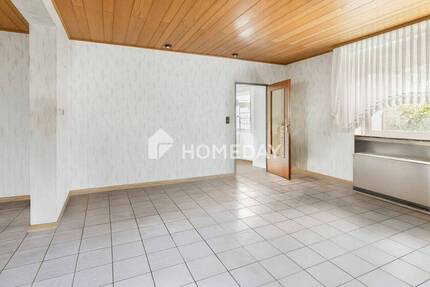Zwei sanierungsbedürftige Häuser, ca. 172 Quadratmeter Wohnfläche auf großem Grundstück mit Garten