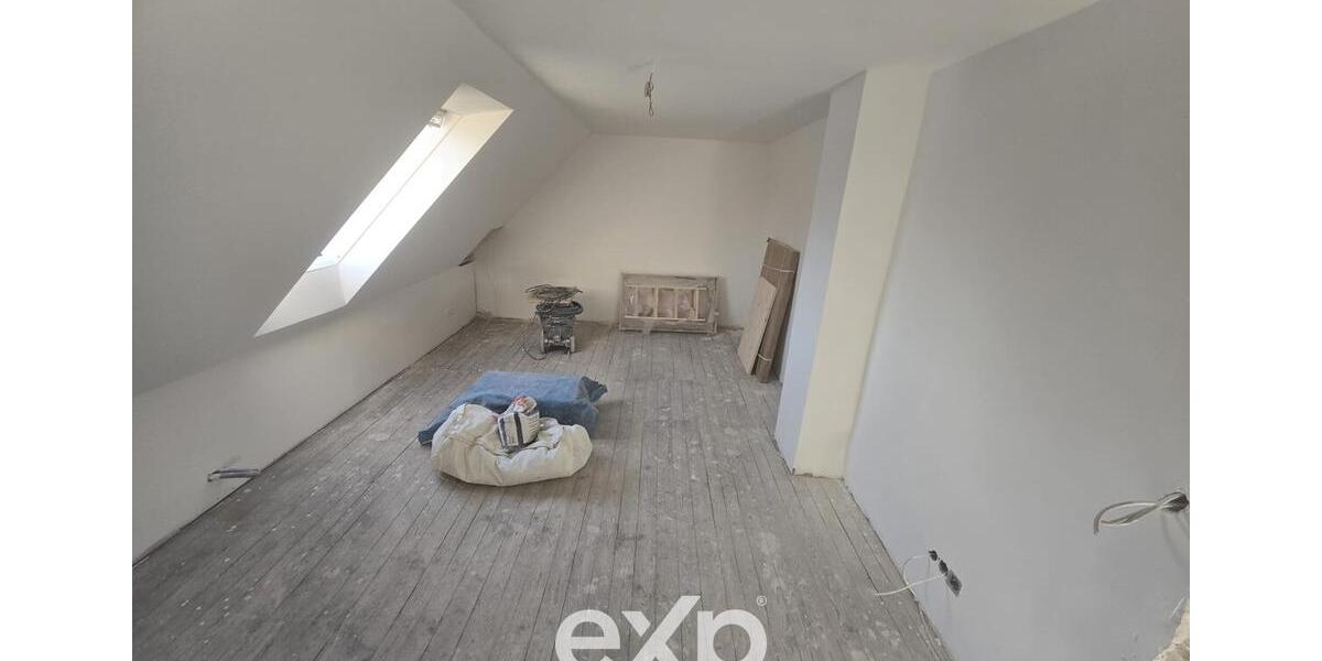 Frisch-vollsanierte möblierteunmöblierte 2 Zimmer DG-Wohnung mit Wohnküche inkl. EBK, WG-geeignet 2 zimmer