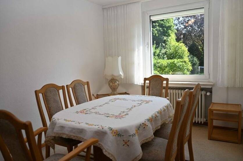 Provisionsfrei für den Käufer....!!! Zweifamilienhaus nebst großer Garage in ruhiger Lage ..... !!! 8 zimmer