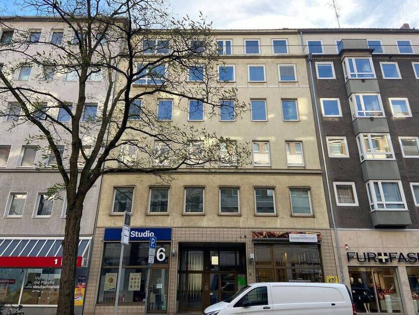 Südstadt: Schöne Büroeinheit in gepflegtem Geschäftshaus