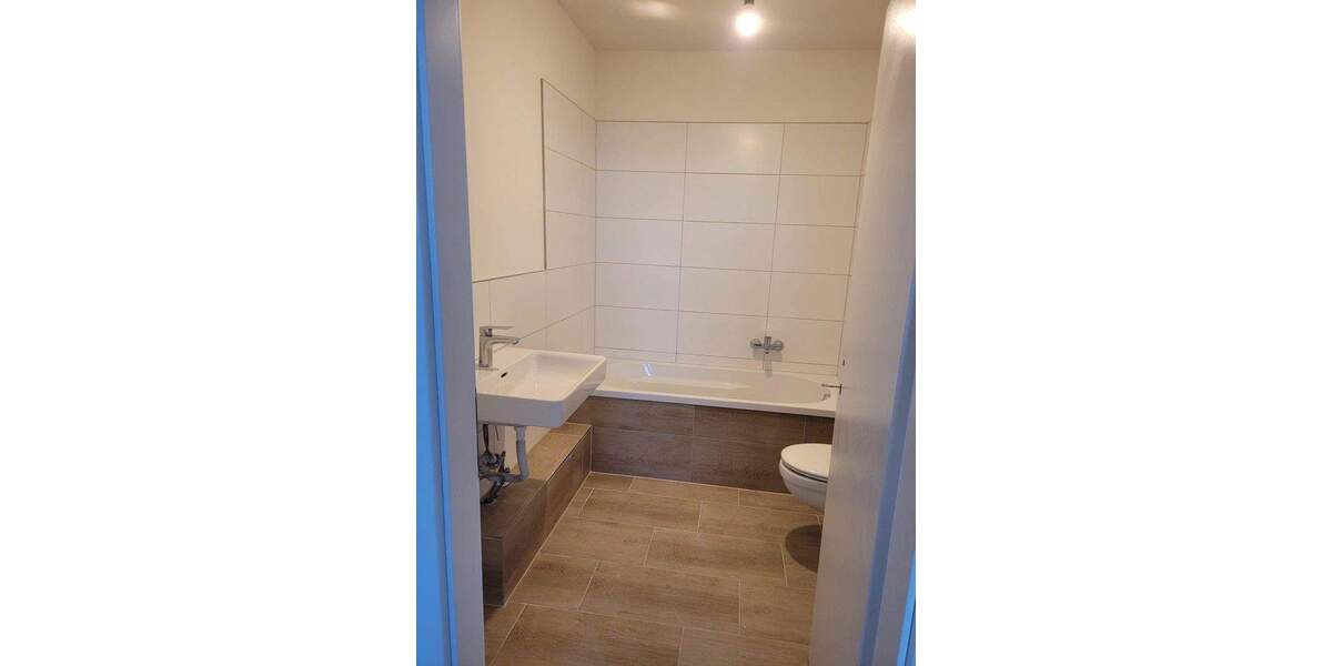 Frisch modernisierte 4-Zimmer-Wohnung mit Tiefgaragenplatz - von Privat 4 zimmer