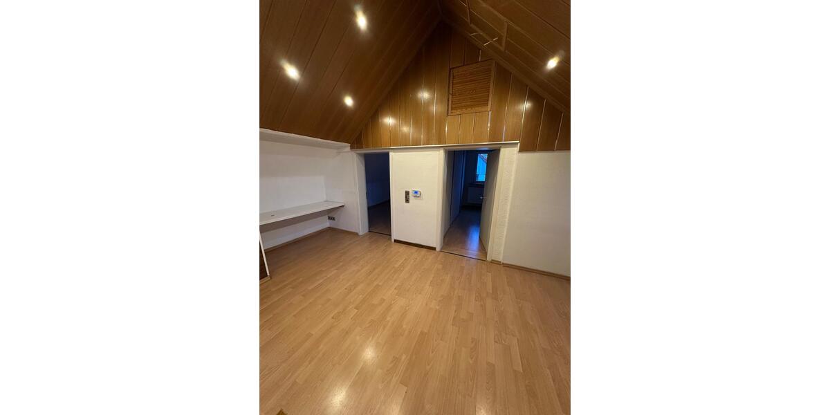 Charmante Dachgeschosswohnung mit süßer Terrasse und EBK 3 zimmer